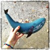 Balena albastra din lemn reciclat